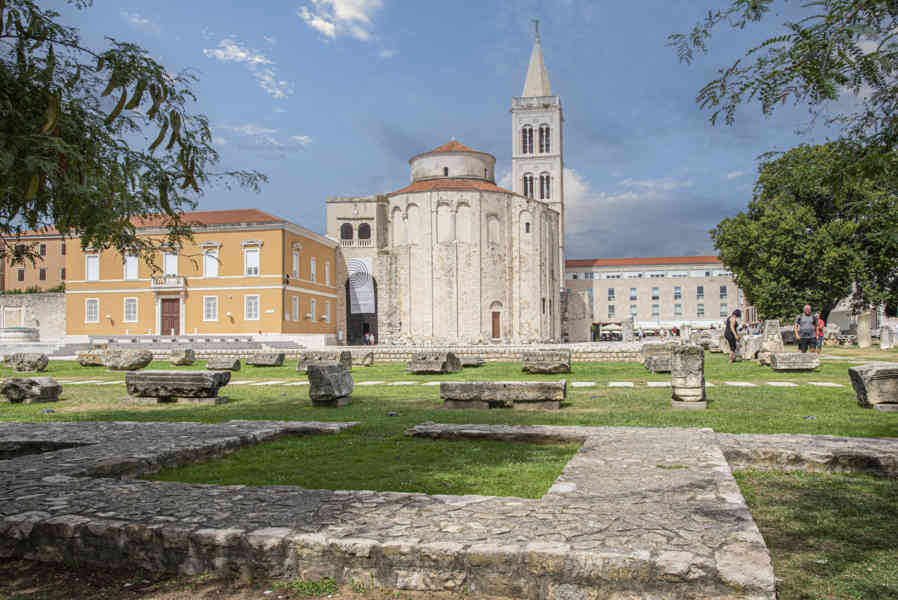 Croacia - Zadar 14 - iglesia de San Donato - campanario catedral de Santa Anastasia y Foro Romano.jpg